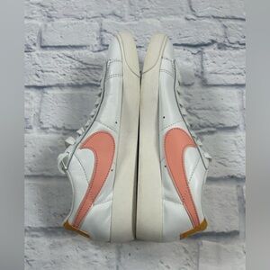 Nike Women's White/ Pink Leather Sneakers. Size 8.5. Preppy. Sneaker Style Icon